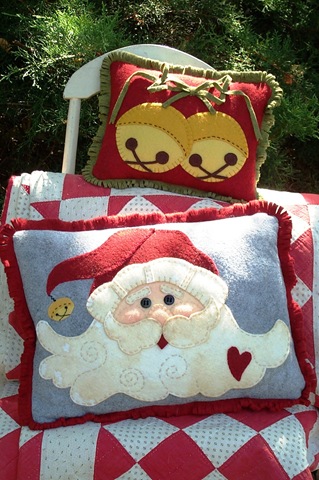 [127_Jingle Bell Santa Pillows[5].jpg]