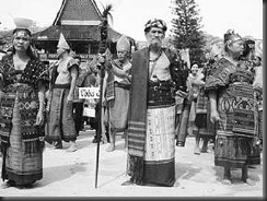 untuk tulisan features Pesta Danau Toba
Orin Basuki/m02
Pesta Rakyat Danau Toba (PRDT) II yang dibuka di Open Stage Parapat, Simalungun, Minggu (30/6), kali ini dimeriahkan oleh defile warga dari lima subetnis Batak yang ada di sekitar Danau Toba. Salah satunya adalah Batak Toba yang diwakili oleh tetua adat Toba Samosir ini, lengkap dengan segala atribut tradisionalnya. 
