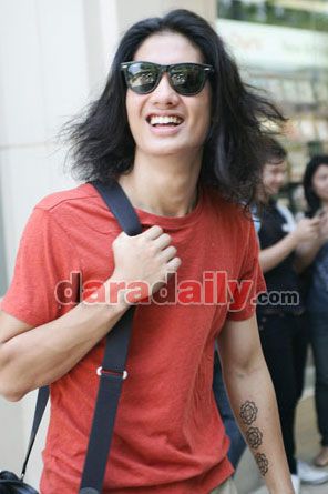 รูปภาพ เป้ ตัดผม เป้ อารักษ์ ตัดผมสั้น เปลี่ยนลุครับบทนำภาพยนตร์ เฉือน