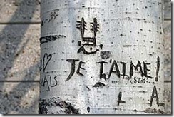 Graffiti amoureux sur arbres de quai parisien