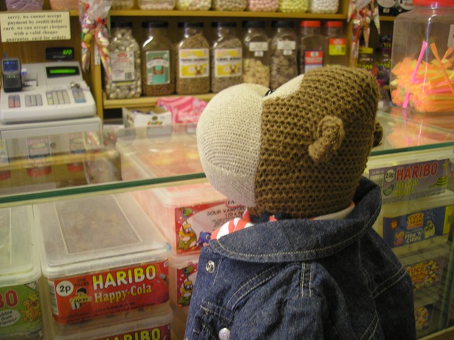 [Monkey looking at sweets[5].jpg]