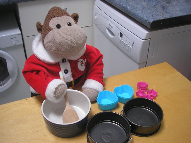 [Monkey making cakes[4].jpg]