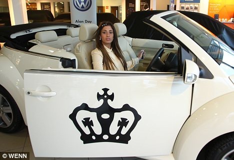 [Queen_of_the_Jungle_Stacey_Solomon_picks_up_her_customised_car_fit_for_a_princess_3[6].jpg]