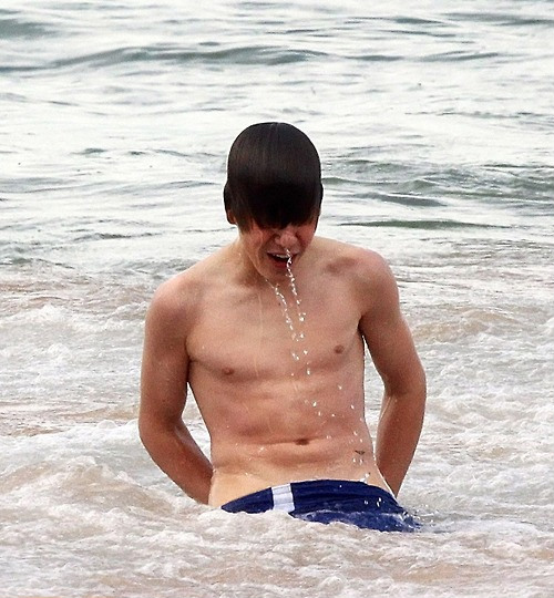 Justin Bieber Shirtless in Sydney Beach