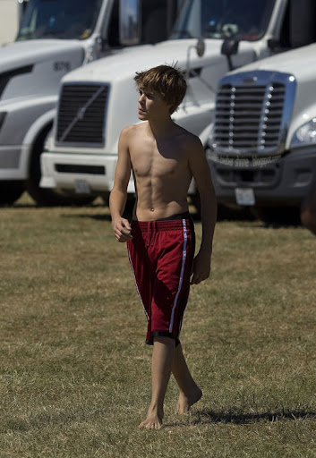 justin bieber shirtless football picture