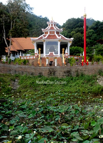ศาลพระโพธิสัตว์เจ้าแม่กวนอิมและสระบัว - วัดพระเจ้าหลวง