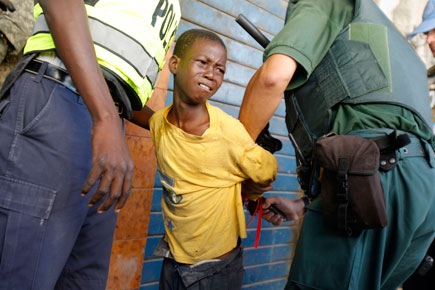 [niño robando en Haiti[3].jpg]