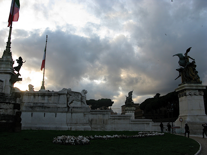 Vista lateral del monument a Vittorio Emmanuelle II