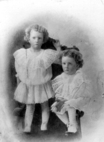 [Fern & Faun--young twin portrait_edited-1[4].jpg]