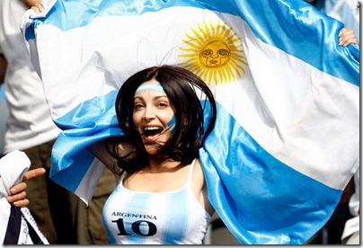 gostosa_torcedora_peituda_com_camisa10_e_bandeira_da_argentina