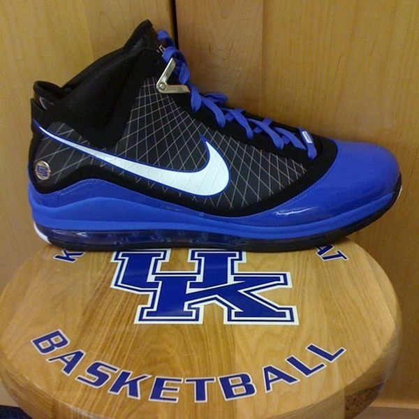 Nike LeBron VII University of Kentucky Player Exclusive New Shots