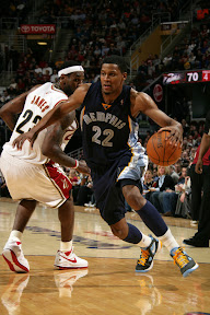 lebron james nba 100202 cle vs mem 02 LeBron and Co. Still #1 in the NBA. Cavaliers Win Nine in a Row.