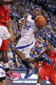 Nike LeBron VII University of Kentucky Player Exclusive New Shots wearing brons kentucky lebron7 inauguration 13 Nike LeBron VII University of Kentucky Player Exclusive New Shots