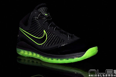 lebron7 dunkman 35 web Breaking News: Dunkman Max LeBron VII Released at NDC Europe!