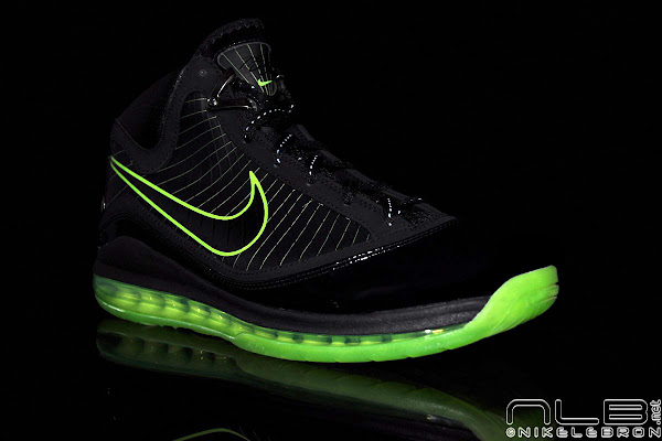 Breaking News Dunkman Max LeBron VII Released at NDC Europe