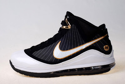 nike air max lebron 7 gr white black gold 6 01 2010 NBA All Star: King James with the Black/White/Gold AMLVII