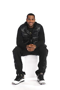 2010 NBA All Star: King James with the Black/White/Gold AMLVII lebron james nba 100212 all star dallas 03 2010 NBA All Star: King James with the Black/White/Gold AMLVII