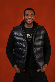 2010 NBA All Star: King James with the Black/White/Gold AMLVII lebron james nba 100212 all star dallas 02 2010 NBA All Star: King James with the Black/White/Gold AMLVII