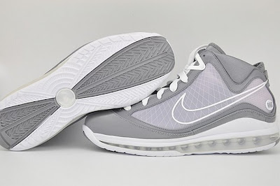 nike air max lebron 7 gr cool grey white 5 01 Releasing Now: Nike Air Max LeBron VII   Cool Grey / White
