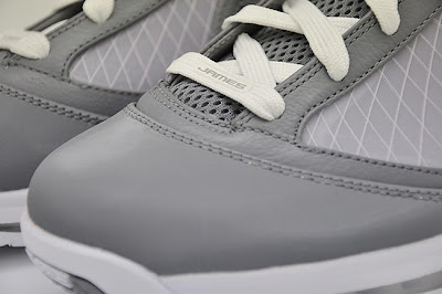 nike air max lebron 7 gr cool grey white 5 06 Releasing Now: Nike Air Max LeBron VII   Cool Grey / White