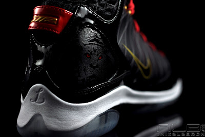 Coming Soon... Nike ?Zoom? LeBron VII P.S. Black/White/Red lebron7 ps black red white 06 web Coming Soon... Nike ?Zoom? LeBron VII P.S. Black/White/Red