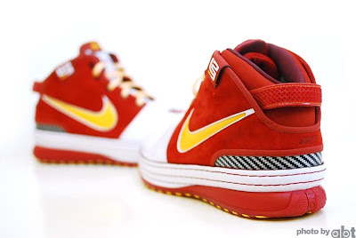 nike zoom lebron 6 pe hardwood classic 1 06 First Look at the 2008 09 Hardwood Classic Zoom LeBron 6