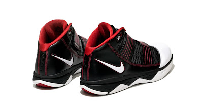 nike zoom soldier 3 gr black white red 4 03 Initial Look at the Black White Red Nike Zoom Soldier 3