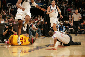 lebron james nba 090329 cle vs dal 05 LeBron Best in March. Cavaliers Lose Two Straight.
