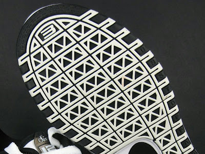 nike zoom lebron 6 low gr black white 2 07 Nike Zoom LeBron VI (6) Low (Black and White) Actual Photos