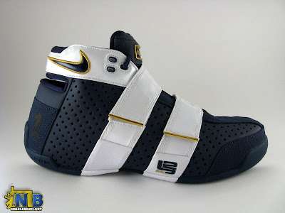 nike zoom lebron 20 5 5 pe playoff navy 1 01 Looking Back at Nike Zoom 20 5 5 With the 2006 Playoff PE