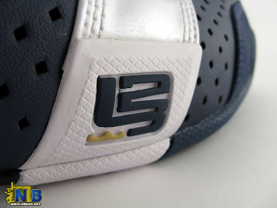 nike zoom lebron 20 5 5 pe playoff navy 1 26 Looking Back at Nike Zoom 20 5 5 With the 2006 Playoff PE