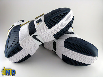 nike zoom lebron 20 5 5 pe playoff navy 1 36 Looking Back at Nike Zoom 20 5 5 With the 2006 Playoff PE