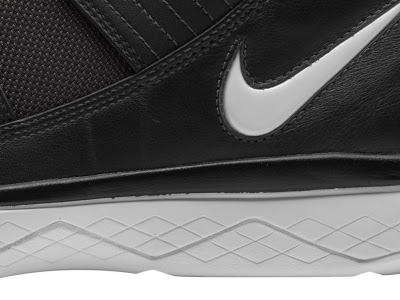 nike zoom soldier 3 gr black white 1 04 New Nike Soldier 3s   Triple Black and Black/White Colorways