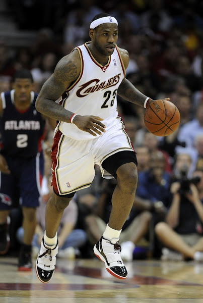 Cavs Remain Unbeaten in 2009 Playoffs Behind James and Co