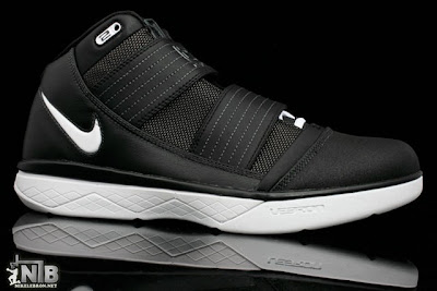 nike zoom soldier 3 gr black white 5 12 Detailed Look at Asia Exclusive Black and White Nike Soldier 3