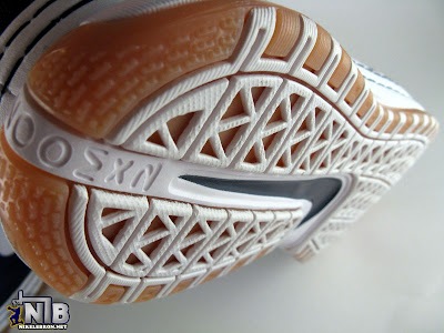 Nike Zoom LeBron VI Low White / Navy / Light Brown Denim lebron6 low navy denim 33 web Nike Zoom LeBron VI Low White / Navy / Light Brown Denim