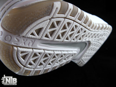 Nike Zoom LeBron VI Low White/White Medium Grey Showcase lebron6 low white grey 31 web Nike Zoom LeBron VI Low White/White Medium Grey Showcase