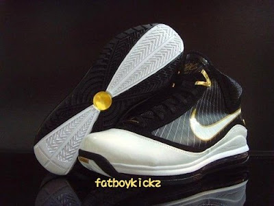 nike air max lebron 7 gr white black gold 1 01 Black / White / Gold   Nike Air Max LeBron 7 (VII) Preview