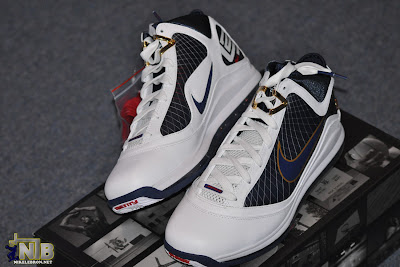 nike air max lebron 7 gr white navy 7 07 Detailed Look at the Recently Released Navy Air Max LeBron VII 