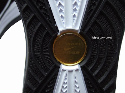 nike air max lebron 7 gr white black gold 4 04 Detailed Look at 375664 011 :: White/Black/Gold :: Nike LeBron VII