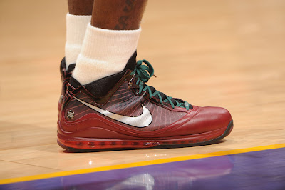 LeBron James Air Max LeBron VII Christmas Edition With Green Laces lebron james nba 091225 cle at lal 48 LeBron James Air Max LeBron VII Christmas Edition With Green Laces