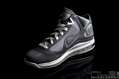 As Clean as it Gets: Air Max LeBron VII Cool Grey/White Showcase lebron7 cool grey 54 web As Clean as it Gets: Air Max LeBron VII Cool Grey/White Showcase