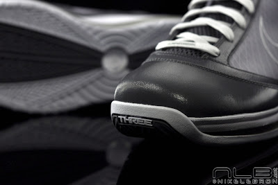 As Clean as it Gets: Air Max LeBron VII Cool Grey/White Showcase lebron7 cool grey 33 web As Clean as it Gets: Air Max LeBron VII Cool Grey/White Showcase