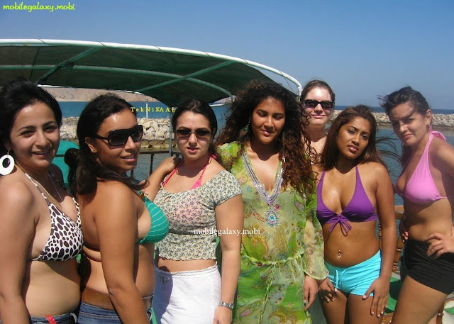 desi indian college girl show her cleavage