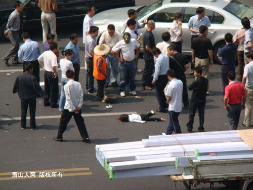杭州再度上演车祸 宝马撞倒一家三口| jiaren.org