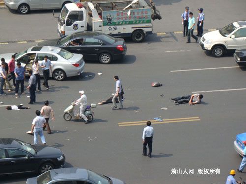 杭州再度上演车祸 宝马撞倒一家三口| jiaren.org