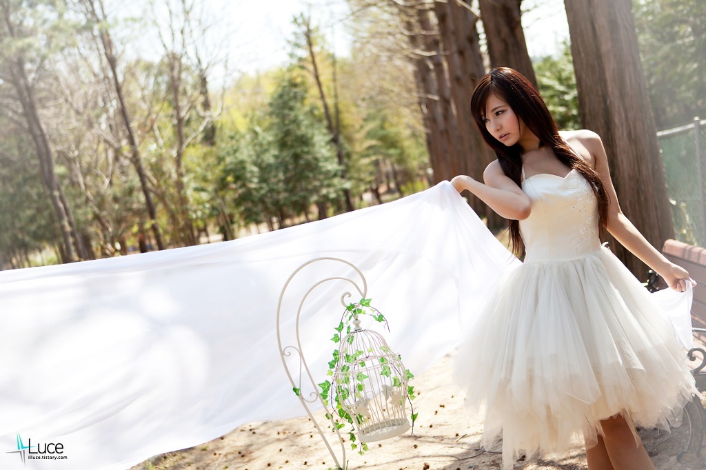 [Ryu-Ji-Hye-Spring-White-Dress-19[2].jpg]