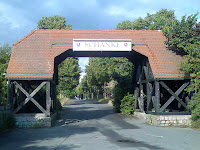 Der Eingang zur Jugend-/Familienfarm