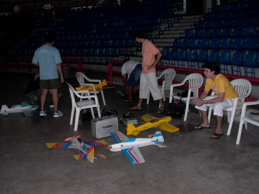 Primeira tentativa de vôo indoor - 10/03/2007 P1190871