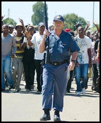 PoliceInspectorPeterSmithConvincedBoipatongRiotersToStopThrowingStonesMarch12010Beeld